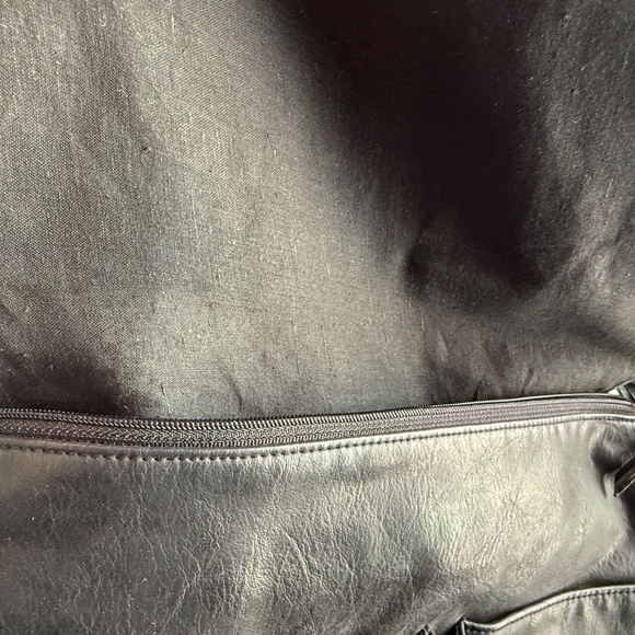 Black Auburn Woods Crossbody Messenger Bag in excellent condition - Picture 8 of 10